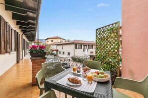 Outdoor dining - Petalo Bianco 100m from lake (Baveno)