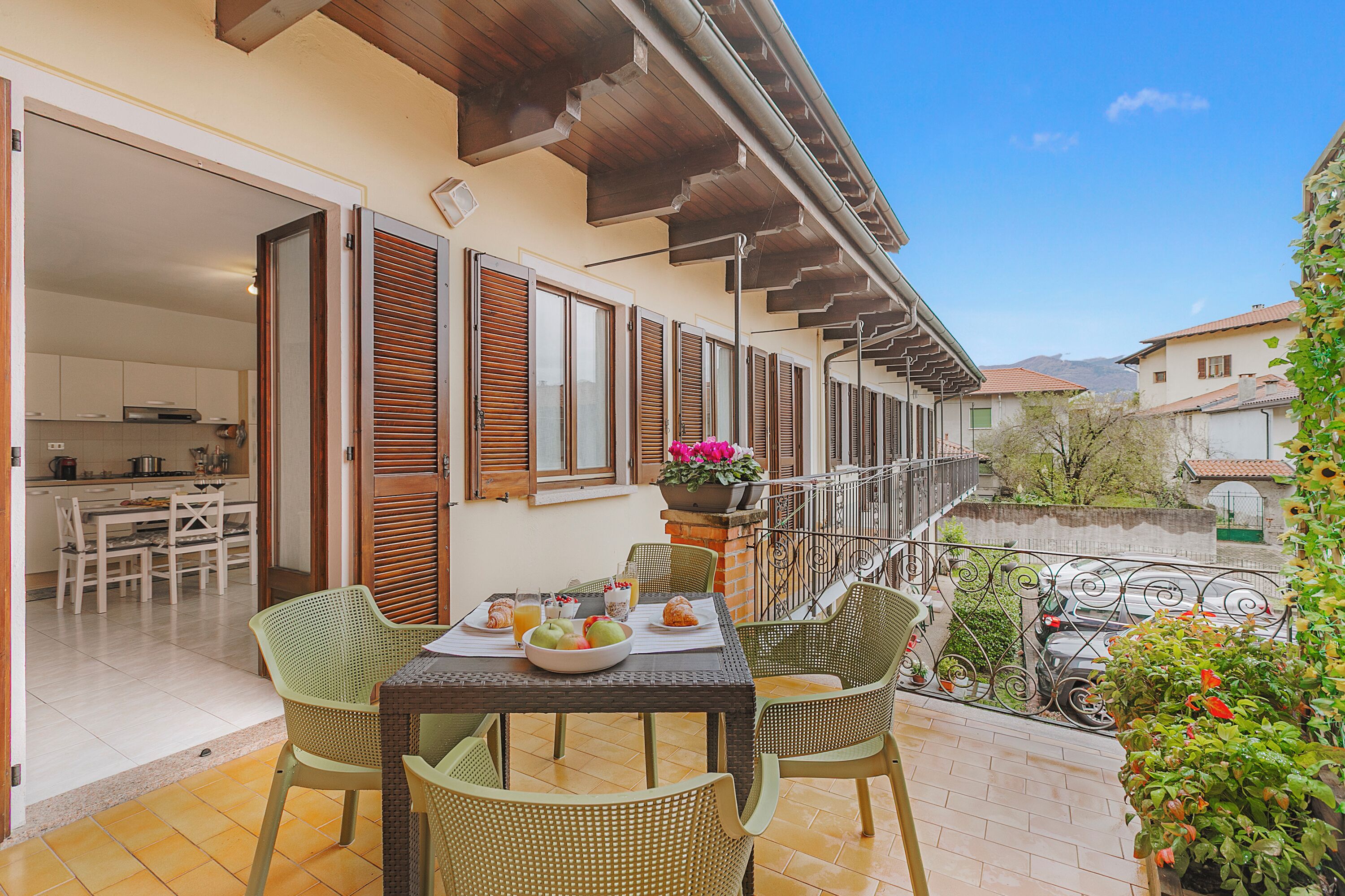 Family Apartment, 1 Bedroom, Microwave (Petalo Bianco 100m from lake) | Outdoor dining