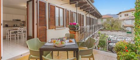 Family Apartment, 1 Bedroom, Microwave (Petalo Bianco 100m from lake) | Outdoor dining