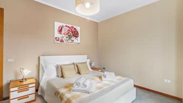 Apartemen Keluarga, beberapa kamar (Petalo Bianco 100m from lake) | 1 kamar tidur, setrika/meja setrika, Wi-Fi gratis, dan seprai linen