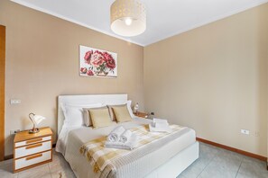 Family Apartment, Multiple Bedrooms (Petalo Bianco 100m from lake) | 1 bedroom, iron/ironing board, free WiFi, bed sheets
