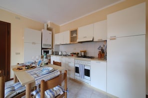 Appartement Familial, 1 chambre (Petalo Bianco 100m from lake) | Cuisine privée | Grand réfrigérateur, micro-ondes, four, plaque de cuisson