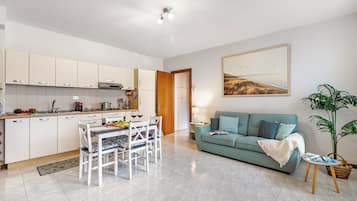 Family Apartment, Multiple Bedrooms (Petalo Bianco 100m from lake) | Interior
