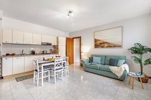 Family Apartment, Multiple Bedrooms (Petalo Bianco 100m from lake) | Interior