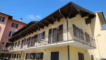 Family Apartment, Multiple Bedrooms (Petalo Bianco 100m from lake) | Exterior