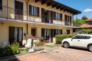 Family Apartment, Multiple Bedrooms (Petalo Bianco 100m from lake) | Exterior