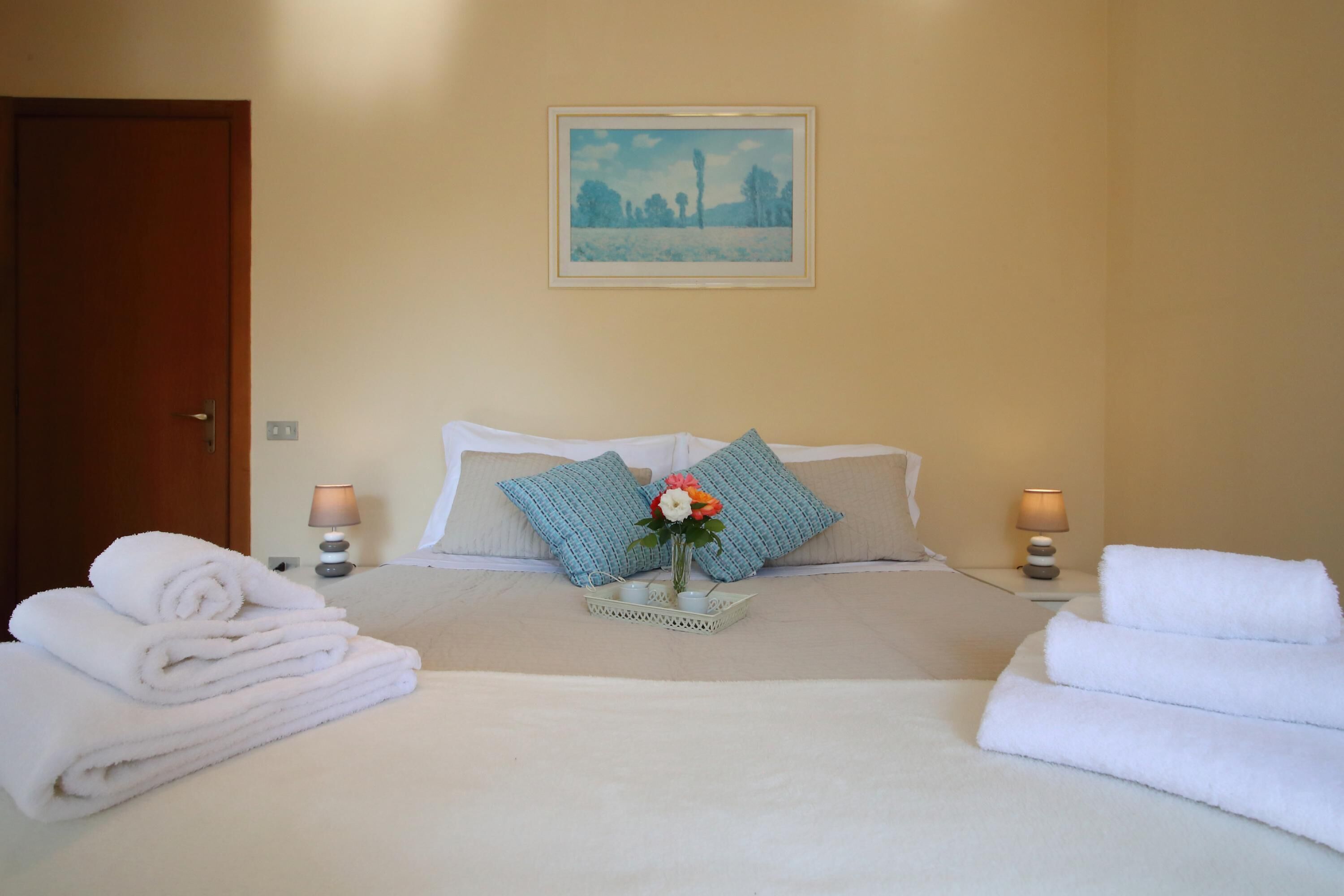 ファミリー アパートメント ベッドルーム (複数) (Petalo Bianco 100m from lake) | 1 室のベッドルーム、アイロン / アイロン台、WiFi (無料)、ベッドシーツ