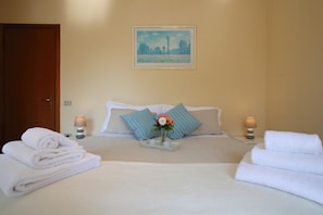 Appartement Familial, 1 chambre (Petalo Bianco 100m from lake) | 1 chambre, fer et planche Ă repasser, Wi-Fi gratuit, draps fournis