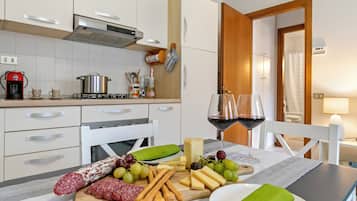 Apartemen Keluarga, beberapa kamar (Petalo Bianco 100m from lake) | Dapur pribadi | Lemari es besar, microwave, oven, dan kompor