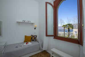Familienapartment, 2 Schlafzimmer, Seeseite (Residenza Gardenia Lake View Luino) | 2 Schlafzimmer, kostenloses WLAN, Bettwäsche