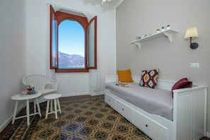 Familienapartment, Mehrere Schlafzimmer, Seeseite (Residenza Gardenia Lake View Luino) | 2 Schlafzimmer, kostenloses WLAN, Bettwäsche