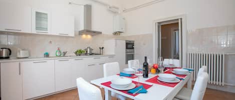 Family Apartment, Multiple Bedrooms, Lakeside (Residenza Gardenia Lake View Luino) | Dining