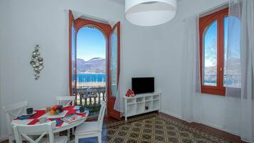 Family Apartment, 2 Bedrooms, Balcony, Lakeside (Residenza Gardenia - Lake View) | Dining