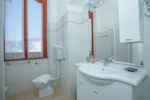 Appartement Familial, plusieurs chambres, en bord de lac (Residenza Gardenia Lake View Luino) | Salle de bain