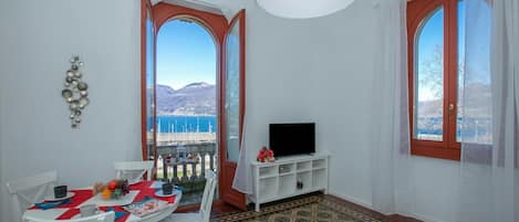 Family Apartment, Multiple Bedrooms, Lakeside (Residenza Gardenia Lake View Luino) | Dining
