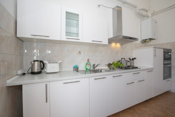 Appartement Familial, plusieurs chambres, en bord de lac (Residenza Gardenia Lake View Luino) | Cuisine privée