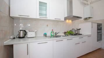 Căn hộ dành cho gia đình, nhiều phòng ngủ, cạnh hồ (Residenza Gardenia Lake View Luino) | Bếp riêng | Tủ lạnh, lò vi sóng, lò nướng, bếp nấu