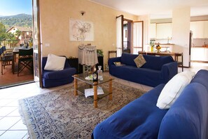 Apartamento família, vários quartos, 2 banheiros (Sunflower Relax Pool and Terrace) | Área de estar | TV de tela plana 22 polegadas com canais digitais, TV