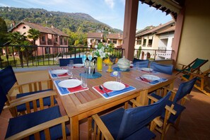 Family Apartment, Multiple Bedrooms, 2 Bathrooms (Sunflower Relax Pool and Terrace) | Outdoor dining