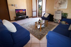 Familienapartment, Mehrere Schlafzimmer, 2 Bäder (Sunflower Relax Pool and Terrace) | Wohnbereich | 22-Zoll-Flachbildfernseher mit Digitalempfang, Fernseher