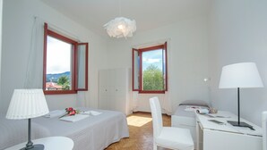 Apartamento família, 2 quartos, sacada, ao lado do lago (Residenza Oleandro - Lake View)