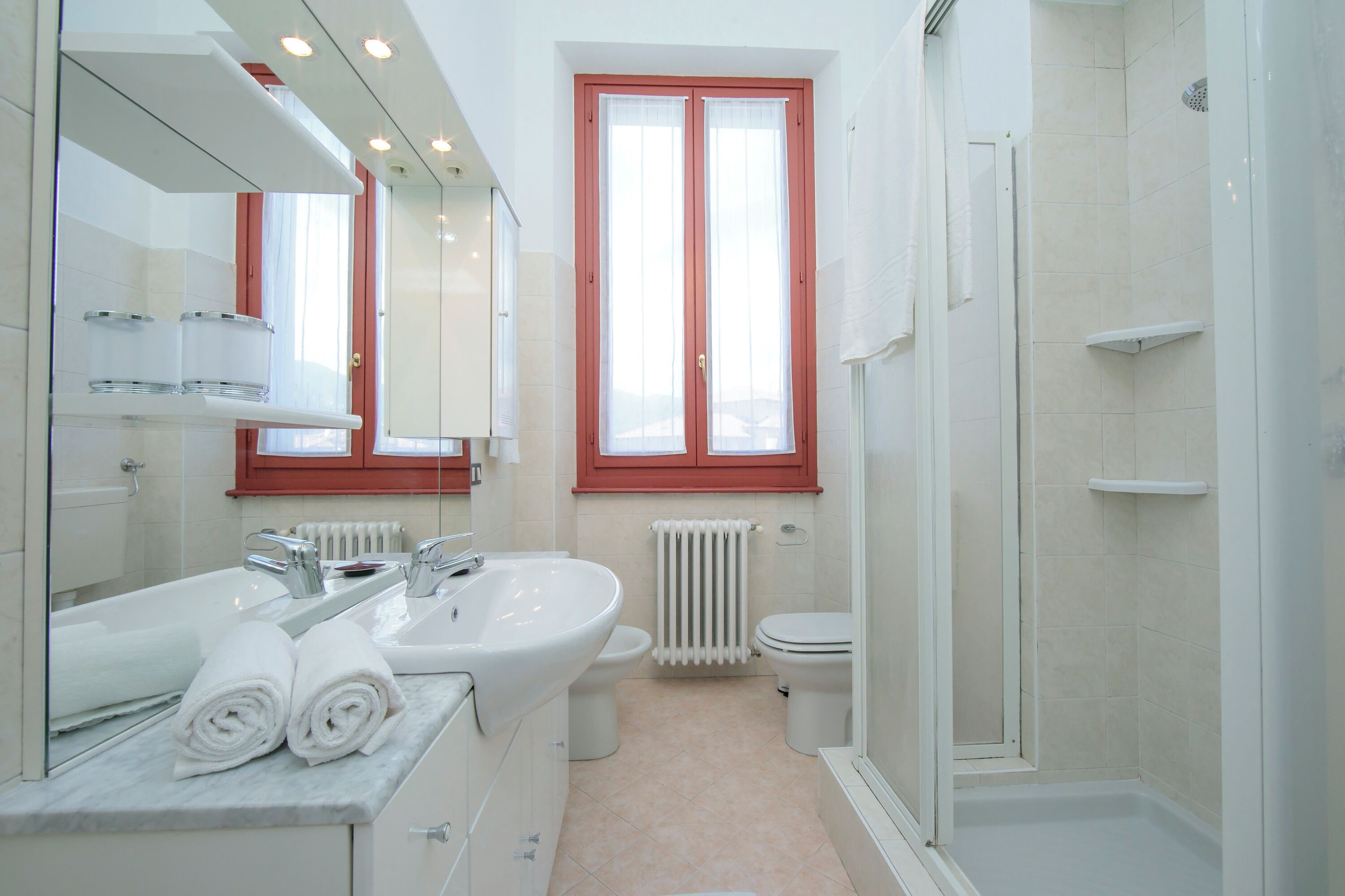 Apartemen Keluarga, beberapa kamar, tepi danau (Residenza Oleandro Lake View Luino) | Kamar mandi | Shower, pancuran hujan, pengering rambut, dan kloset