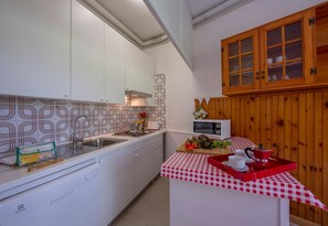 Family Apartment, 2 Bedrooms, 2 Bathrooms (Rododendro Rosso) | Private kitchen | Oven, stovetop, dishwasher, toaster