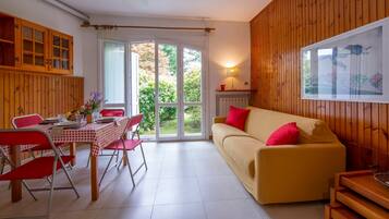 Family Apartment, 2 Bedrooms, 2 Bathrooms (Rododendro Rosso) | Living room | 22-inch flat-screen TV with cable channels, TV