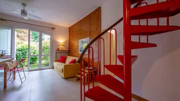 Apartemen Keluarga, beberapa kamar, 2 kamar mandi (Rododendro Rosso) | Ruang keluarga | Televisi layar datar 22-inci dengan saluran TV kabel dan TV