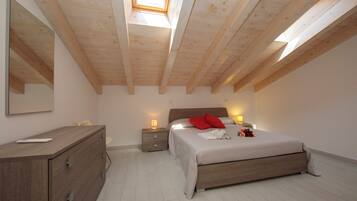 Family Apartment, Multiple Bedrooms, Lakeside (Silver Lake Apartment) | 2 bedrooms, free WiFi, bed sheets