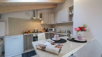 Frigorifero con congelatore, microonde, forno, piano cottura