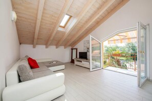 Interior - Silver Lake Apartment (Angera)