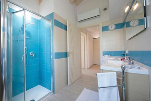 Appartement Familial, plusieurs chambres, en bord de lac (Silver Lake Apartment) | Salle de bain | Douche, douche à « effet pluie », sèche-cheveux, bidet
