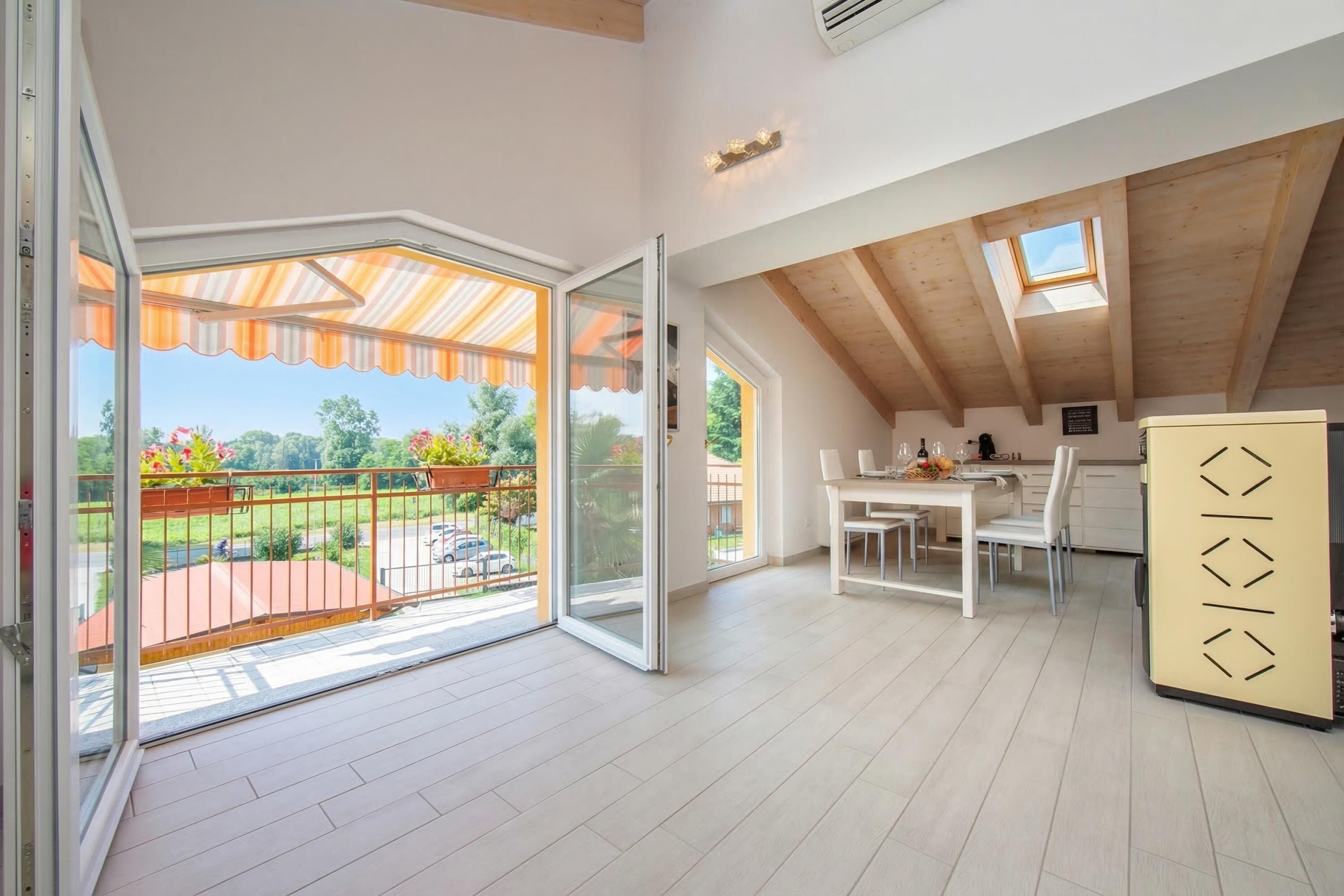 Căn hộ dành cho gia đình, nhiều phòng ngủ, cạnh hồ (Silver Lake Apartment) | Quang cảnh từ phòng