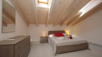 Family Apartment, Multiple Bedrooms, Lakeside (Silver Lake Apartment) | 2 bedrooms, free WiFi, bed sheets