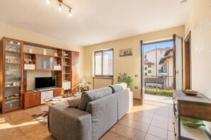 FamiljelÀgenhet - flera sovrum (Sunrise in Baveno) | Vardagsrum | 22-tums platt-tv med digitalkanaler och tv