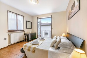 1 soverom, strykejern/-brett, wi-fi (mot et tillegg) og sengetøy