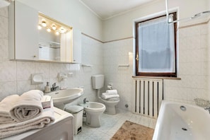 Combined shower/tub, rainfall showerhead, hair dryer, bidet - Sunset in Baveno (Baveno)