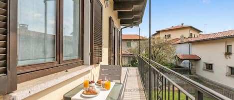 Family Apartment, Multiple Bedrooms (Sunset in Baveno) | Outdoor dining