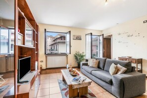 22-英寸纯平电视 （配备数码频道）、电视