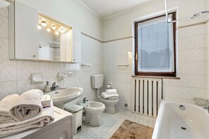 Departamento familiar, varias habitaciones (Sunset in Baveno) | Baño | Tina con regadera, regadera tipo lluvia, secadora de cabello, bidet 