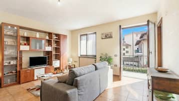 Familienapartment, Mehrere Schlafzimmer (Sunset in Baveno) | Wohnbereich | 22-Zoll-Flachbildfernseher mit Digitalempfang, Fernseher