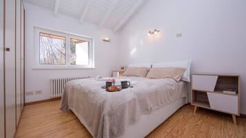 Honeymoon Apartment, 2 Bedrooms, Fireplace, Mountainside (The Perfect View Loft) | 2 bedrooms, WiFi, bed sheets