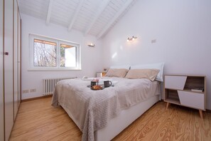 Smekmånadslägenhet - 2 sovrum - eldstad - intill bergen (The Perfect View Loft) | 2 sovrum, wi-fi och sängkläder