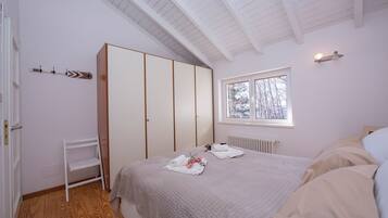 Honeymoon Apartment, Multiple Bedrooms, Mountainside (The Perfect View Loft) | 2 bedrooms, WiFi, bed sheets