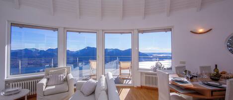 22-inch flat-screen TV with digital channels, TV, fireplace