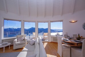 22-inch flat-screen TV with digital channels, TV, fireplace - The Perfect View Loft (Premeno)