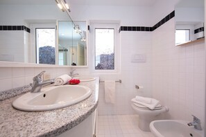 Appartement Lune de Miel, plusieurs chambres, côté montagne (The Perfect View Loft) | Salle de bain