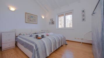 Apartemen Bulan Madu, beberapa kamar, tepi gunung (The Perfect View Loft) | 2 kamar tidur, Wi-Fi (biaya tambahan), dan seprai linen