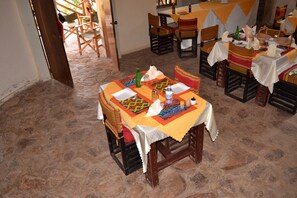 Se sirven desayunos, comidas, cenas y cocina local e internacional